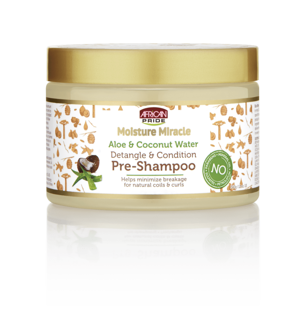 Districa e ammorbidire i capelli afro prima del lavaggio con African Pride Moisture Miracle Pre-Shampoo.